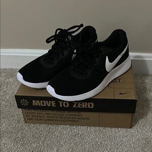 **Never Worn** Nike Tanjun Running Shoes Woman Size 7.5
